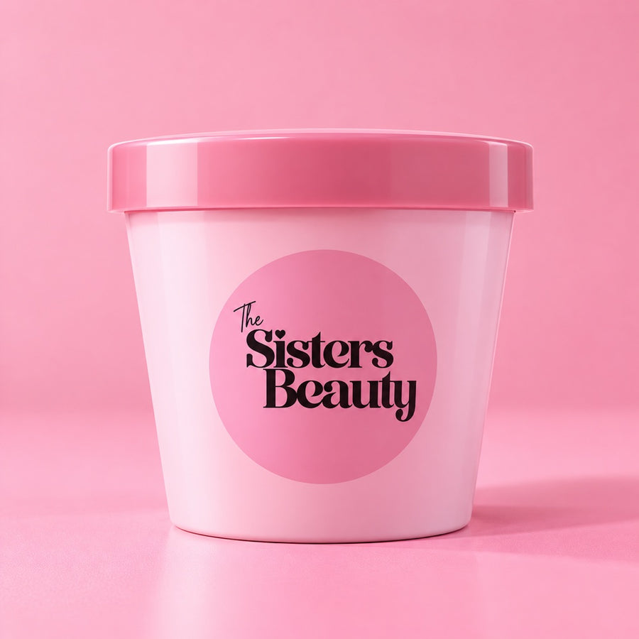Le pot de gommage 200gr, fermé, avec son couvercle rose et l’étiquette The Sisters Beauty
