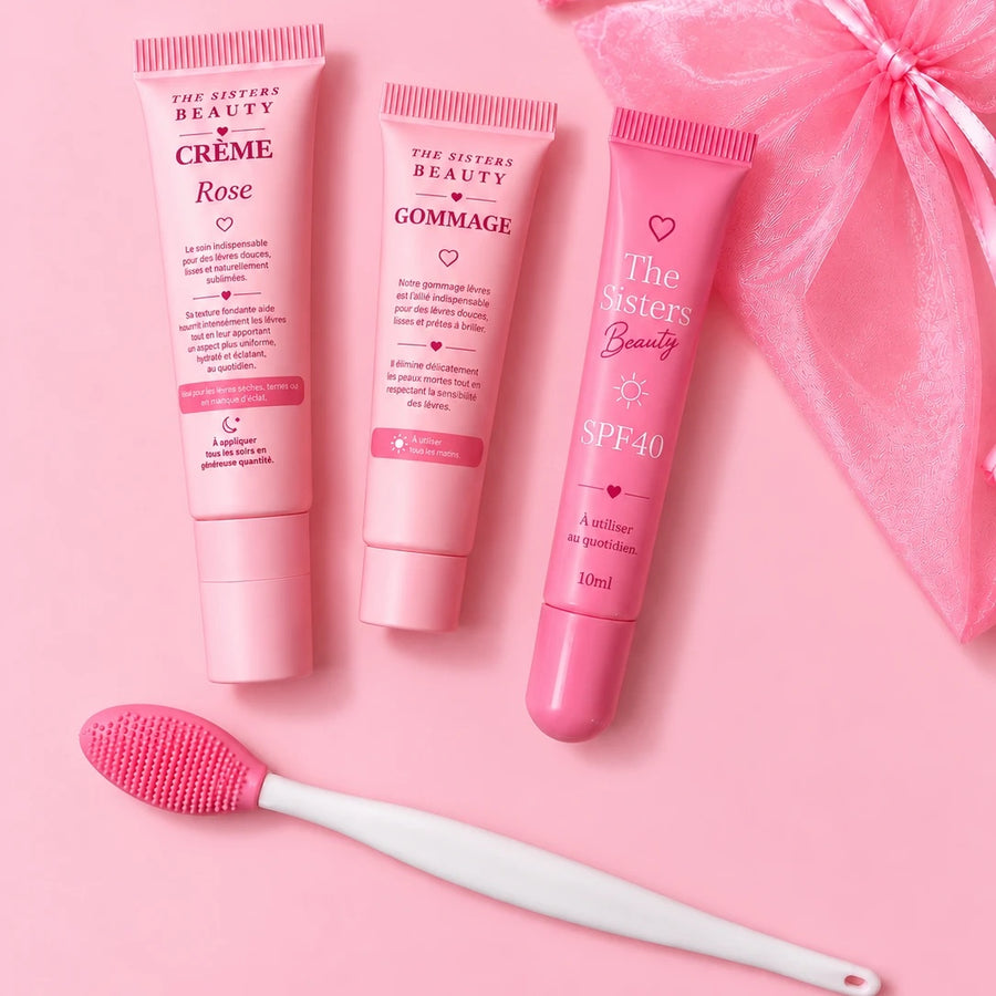 Kit Simple Lèvres Rosées : la Crème Rose, le Gommage, le tube SPF 40 et la brosse exfoliante sur fond rose