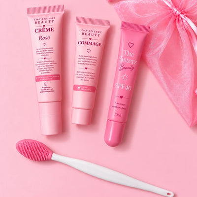 Kit Simple Lèvres Rosées : la Crème Rose, le Gommage, le tube SPF 40 et la brosse exfoliante sur fond rose